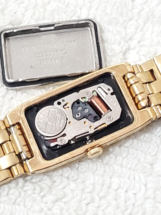 Vintage Seiko Women\'s Gold Tone Tank Quartz Watch One Jewel Stainless Steel main image 5